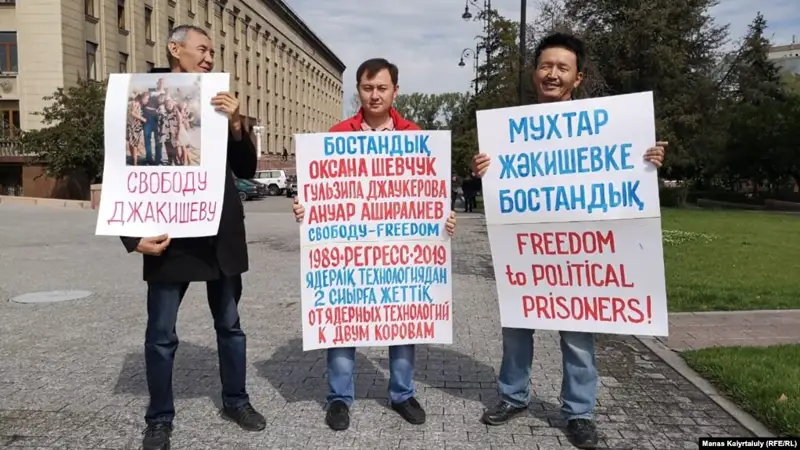 Алматыда Мұхтар Жәкішев пен өзге де саяси тұтқындарды қолдау акциясы өтті