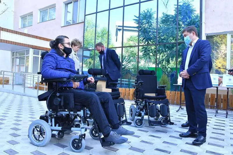 Мүгедектерге электронды қоларба берілуде