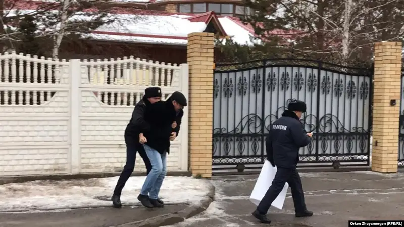 Елшілік алдында Тоқаев сөзі үшін кешірім сұрамақ болған суретшіге полиция кедергі жасады