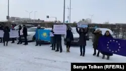 Нұр-Сұлтанда изолятордан шыққан белсенділерді полицияға апарды