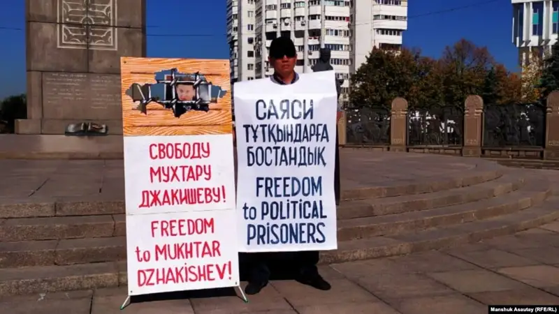 Жалғыз адамдық пикет өткізгені үшін қамалған белсенді босап шықты