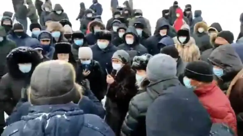 Вакцинаға қарсылық білдірген көкшетаулықтар алаңға шықты (видео)