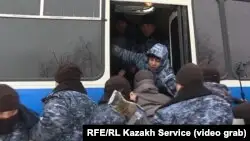 Ағаділ жаназасынан соң митингіге шықпақ болғандарды полиция ұстады