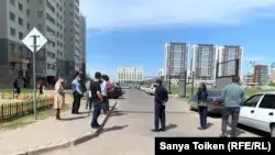 &amp;quot;Сармат&amp;quot; тұрғын үй кешені тұрғындары аулада наразылық танытып тұр. Нұр-Сұлтан, 7 мамыр 2020 жыл.