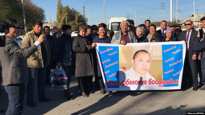 Журналист Батырбековтің жақтастары оны қамаудан босатуды талап етті