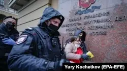 Мәскеуде депутаттың қамалуына наразылық танытқандарды полиция тағы ұстады