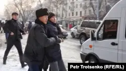 Алматыда да полиция марш жасаған белсенділерді ұстады