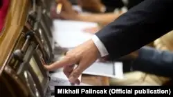 Украинада депутаттардың тиіспеушілік мәртебесін жойды