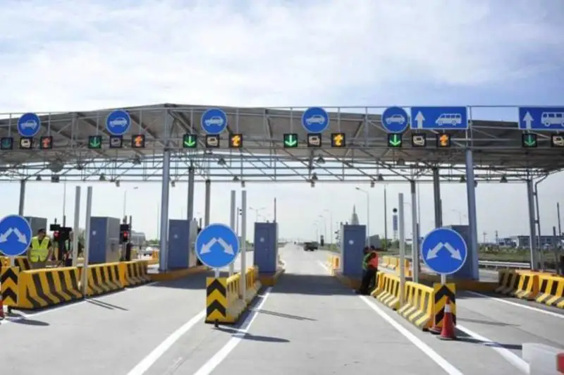 Қымбатшылық жағадан,  ақылы жолдар етектен...