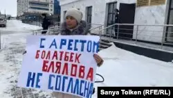Тәуелсіздік күні ұсталған белсенінің әйелі бір адамдық пикетке шықты