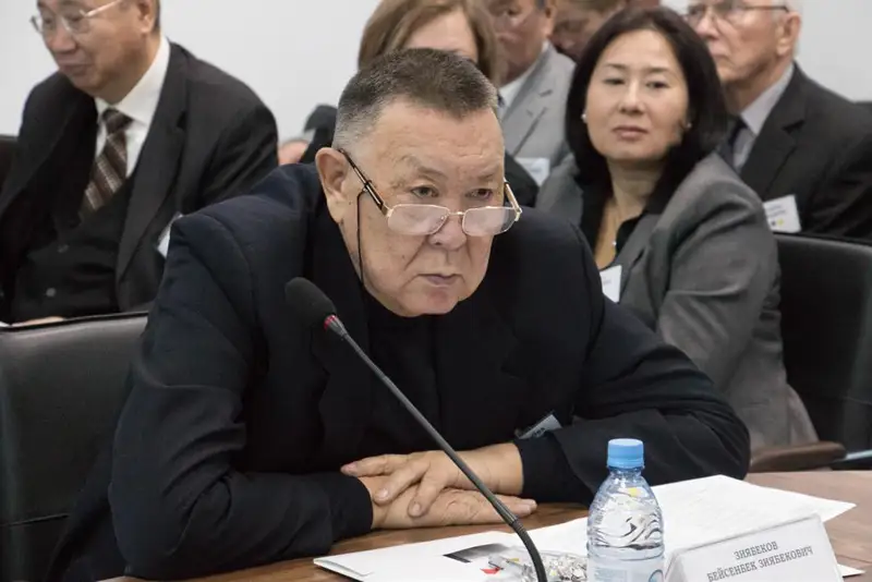 Бейсенбек ЗИЯБЕКОВ:  Халық өз тағдырымен, үкімет өз мұң-зарымен қалды