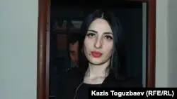 Трансгендер әйелге күш көрсету ісі бойынша сотта жәбірленуші сұралды