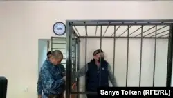 &amp;quot;ҚДТ қозғалысын қолдады&amp;quot; деп айыпталған Серік Жахинді сот залына әкелген кез. Нұр-Сұлтан, 16 қыркүйек 2019 жыл.