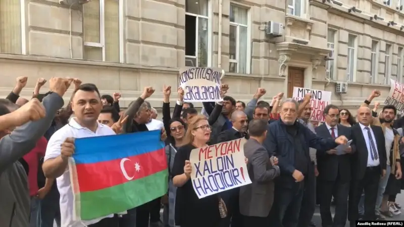 Бейбіт жиын құқығын талап еткен Баку тұрғындары ұсталды