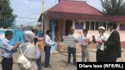 Елшібаев жақтастары түрме алдында белсендіге қысым жасамауды талап етті