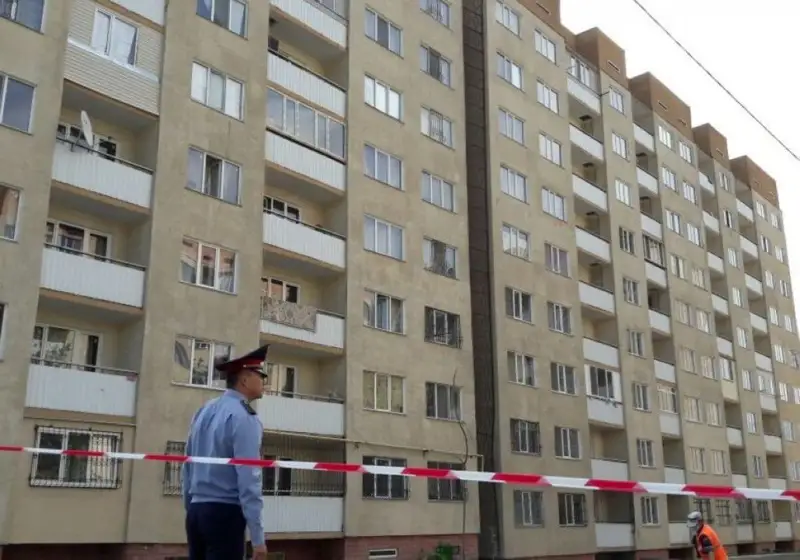 Елордада ер адам 10-қабаттан құлаған бес жасар қызды қағып алды