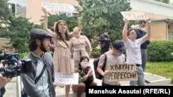 Oyan, Qazaqstan жастары Әсия Төлесова сотын онлайн көрсетуді талап етті