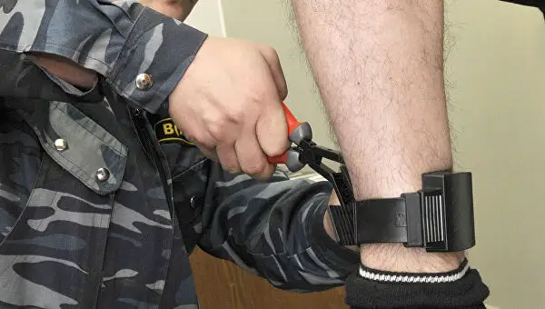 Жемқорлықпен күрес: электронды қадағалаушы білезіктер қолданыла бастады