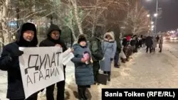 Ағаділдің жаназасына бармақ болған кемінде сегіз белсендіні полиция ұстады