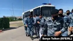 Ақорда маңында акция өткізген жаңаөзендіктерді полиция ұстап әкетті