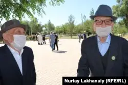 &amp;quot;Жандосовтың жақтасы&amp;quot; деген жаламен ұсталып, атылған Шәріп Садырбайұлы есімді адамның балалары - Асылхан Омарқұлов пен Асубек Арзымбет. Алматы облысы, 31 мамыр 2020 жыл.