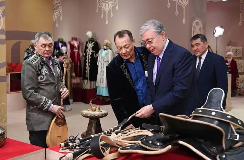 Тоқаев Тараздан қамшы мен құмыра сатып алды