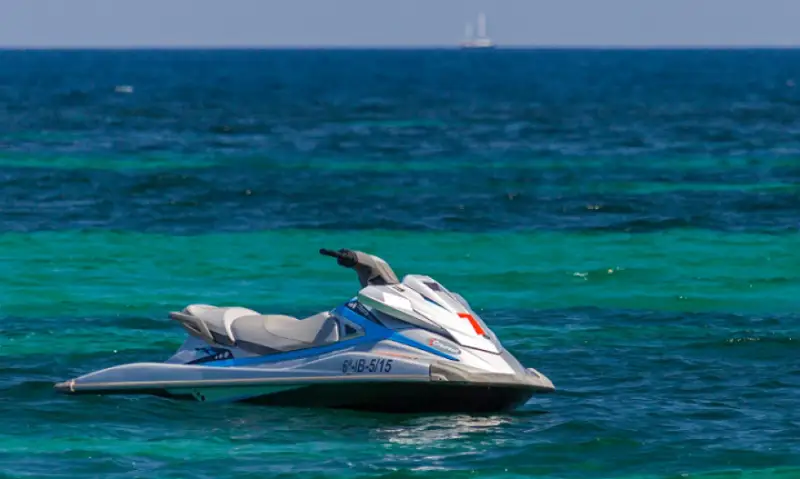 Алакөлде ер адамның аяғын гидроцикл жұлып кетті