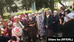 Атакент кентіндегі №5 мектеп гимназиясын паналаған Жеңіс ауылы адамдарының наразылығы. Түркістан облысы, Мақтарал ауданы, 5 мамыр 2020 жыл.