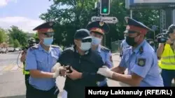 Алматыда Абай ескертіші маңында полиция адамдарды ұстады