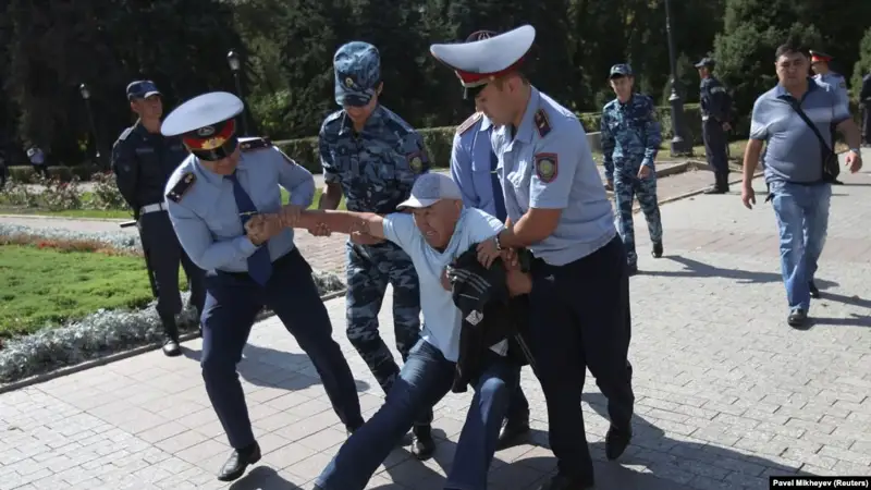 Алматыда полиция азаматтарды ұстады