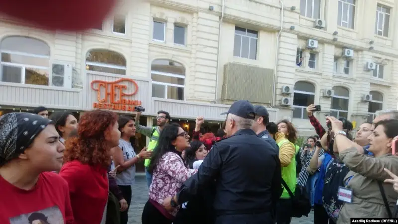 Баку белсенділері әйелдерге зорлық көрсетуге қарсылық білдірді
