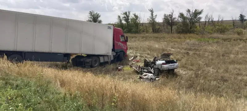 Ақтөбе облысында жүк көлігі мен жеңіл көлік соғылып, екі адам көз жұмды