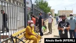 Таразда бір топ адам ауруханаға түскен туыстарымызды дәрігерлер қарамай отыр деп шағымданды