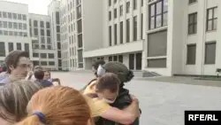 Беларусьте наразылықтың алтыншы күні үкімет үйі алдына мыңдаған адам жиналды