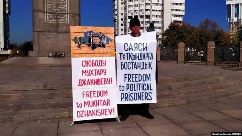 Алматы тұрғыны Жәкішевті босатуды талап етіп пикет өткізіп жүр
