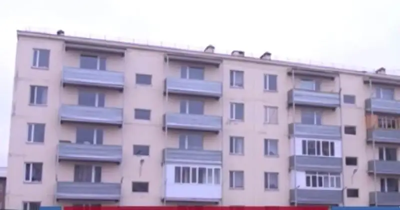 Атырауда екінші қабаттан құлаған екі жасар баланың жағдай ауыр