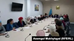 Ақордаға барып шағымданбақ болған аналарды министрлік өкілдері қабылдады