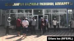 Мақтаарал диқандары егіске су сұрап, аудан әкімдігіне жиналды
