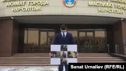 Нұр-Сұлтанда суретші Ерекше елде тудым атты қарсылық акциясын өткізді