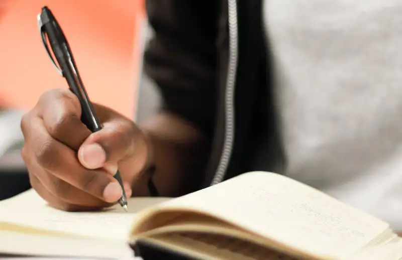 Әлемдегі сауатсыз адамдардың үштен екісі қыздар мен әйелдер – ЮНЕСКО