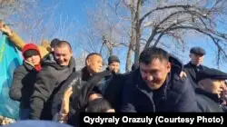 Сот ғимаратынан шыққан қызылағаштық бес жігіт және оларды қолдап келген жұрт. Алматы облысы, 25 желтоқсан 2019 жыл.