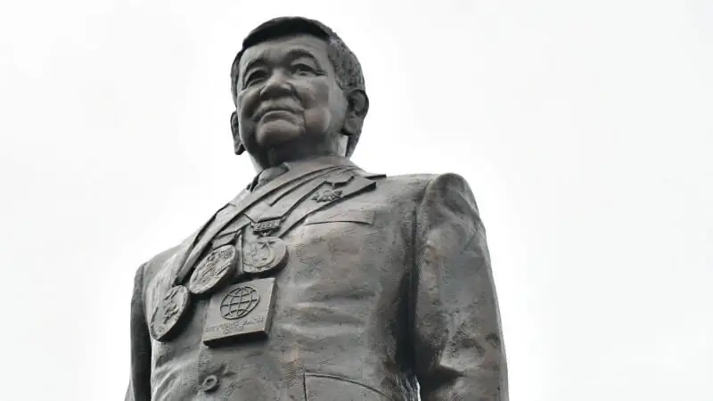 Нұр-Сұлтанда Жақсылық Үшкемпіров ескерткіші ашылды