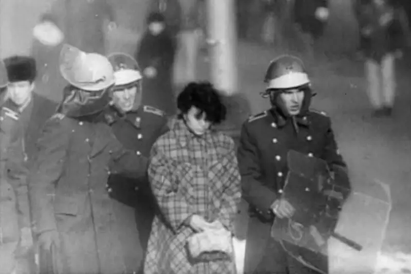 Қарулы жасақтан қашқан жастарға балконнан қарап тұрдық...