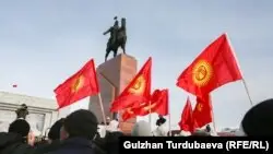 Бішкекте жұрт жемқорлыққа қарсы шығып, БАҚ-қа қысым жасамауды талап етті