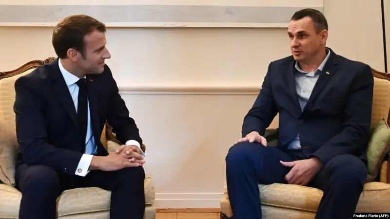Франция президенті Макрон украиналық режиссер Сенцовпен кездесті