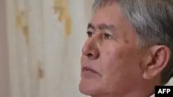 Қырғызстанда Алмазбек Атамбаевты сот залынан шығарып, процеске қатысуына тыйым салды