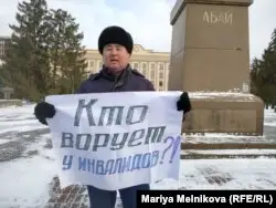 Орығали Оқасов әкімдік алдында тұр. Орал, 27 қаңтар 2020 жыл.