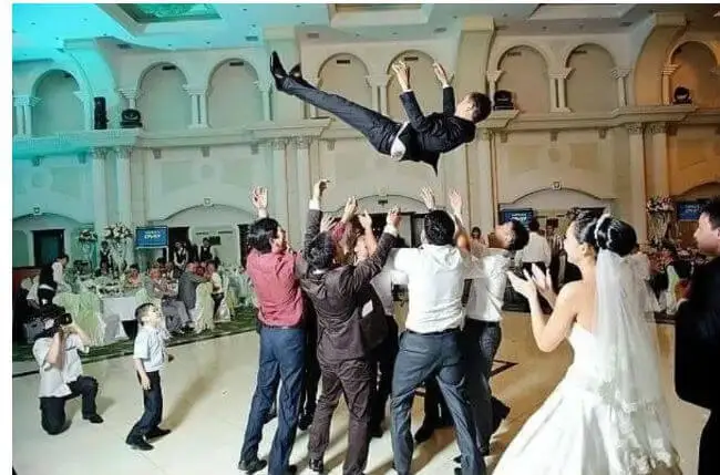 Тойға жиналған 500 адам тексерушілерге қарсы шықты (видео)