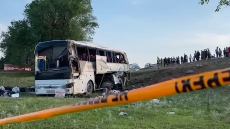 Тараз маңында шетелдіктер мінген автобус апатқа ұшырады: қаза тапқандар бар