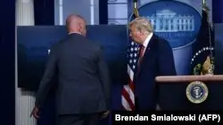 Ақ үйге жақын жерде атыс болып, Трамп брифингісі үзілді